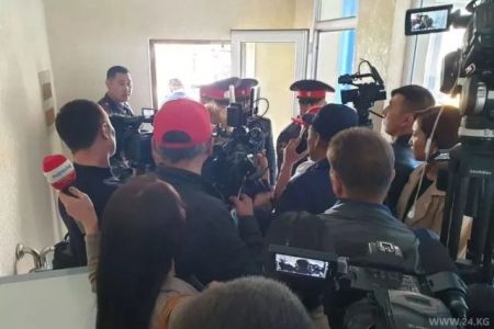 Бишкекте Алмазбек Атамбаевтың судына журналистлер киргизилмеди