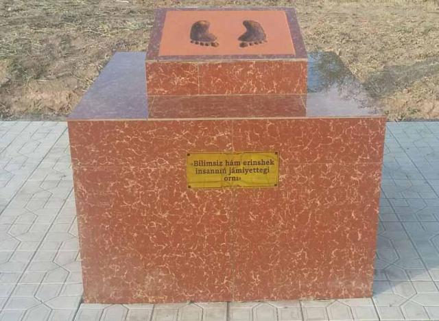 Ериншек адамлар ушын естелик. &#1178;анлык&#1257;лде ж&#1241;не бир &#1257;згеше естелик орнатылды