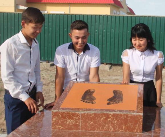 Ериншек адамлар ушын естелик. &#1178;анлык&#1257;лде ж&#1241;не бир &#1257;згеше естелик орнатылды