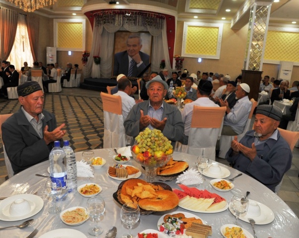 Нөкис қаласында Өзбекстан Республикасының Биринши Президенти Ислам Кәримовтың естелигине бағышлап қайырқомлық дастурханы жайылды