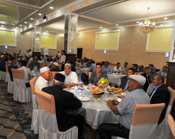 Нөкис қаласында Өзбекстан Республикасының Биринши Президенти Ислам Кәримовтың естелигине бағышлап қайырқомлық дастурханы жайылды