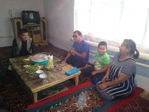 Мойнақ районы ҳәкимлиги райондағы имканияты шекленген пуқараға үй саўға етти