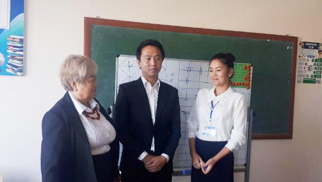 НМПИде Қубла Кореядан келген волонтёр кореец тилин үйретпекте