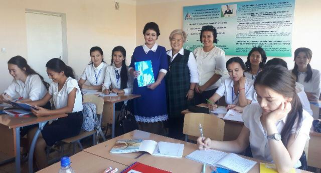 НМПИде Қубла Кореядан келген волонтёр кореец тилин үйретпекте