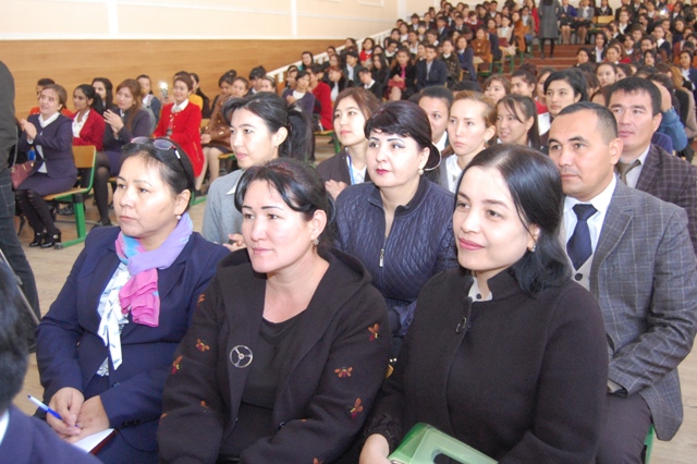 Өзбек тилине мәмлекетлик тил бийлигиниң берилгенине 29 жыл: НМПИде тил байрамына бағышланған конференция өткерилди