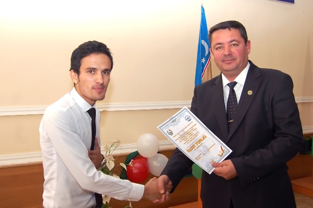 Өзбек тилине мәмлекетлик тил бийлигиниң берилгенине 29 жыл: НМПИде тил байрамына бағышланған конференция өткерилди