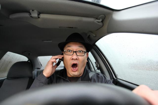 Транспорт басқарыў ўақтында телефоннан пайдаланған басқарыўшыларға жәрийма муғдары көбейтилди