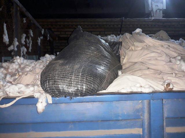 Пахта салынған трактор тиркемесине 330 кг топырақ салынған 5 қалта, 6 ғарбыз, және биреўиниң ишине адам қалай түсип қалды?