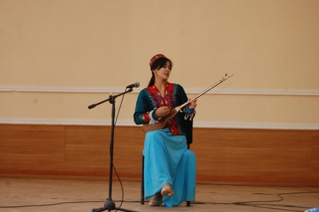 НМПИде қарақалпақ тилине мәмлекетлик тил бийлиги берилген күн байрамына арнап конференция ҳәм концерт шөлкемлестирилди