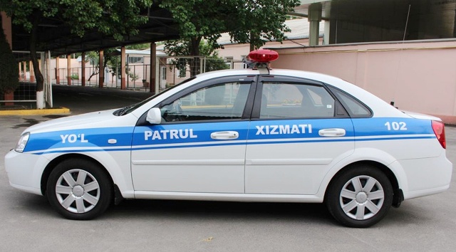 Жол-патруль хызметкери қуўып ямаса бақлап барыў ўақтында нелерге әмел етиўи керек?