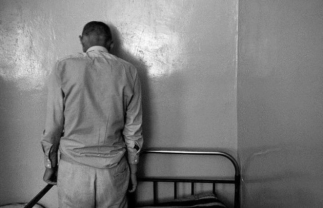 Төрткүлде күйеўи уйқыдағы өз ҳаялын балта менен шаўып таслаған. Сенат баслығы Денсаўлықты сақлаў министрлигин айыпламақта