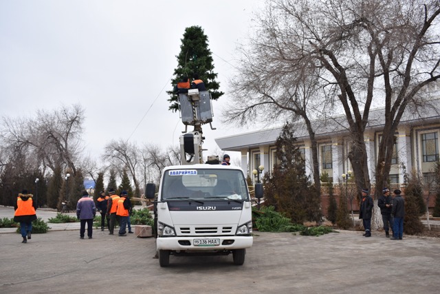 Фоторепортаж. &#1178;ара&#1179;алпа&#1179; м&#1241;млекетлик академиялы&#1179; музыкалы театры алдына жа&#1187;а жыл аршасы орнатылма&#1179;та