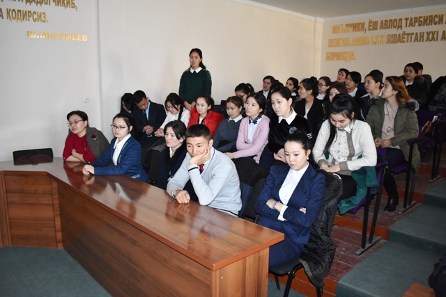 НМПИ ректоры студентлер менен ашық сәўбетлесиў өткерди