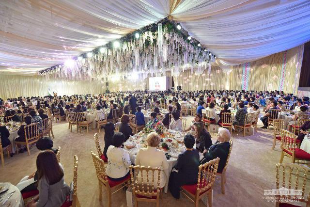 Президент Шавкат Мирзиёев ҳаял-қызларды байрам менен қутлықлады