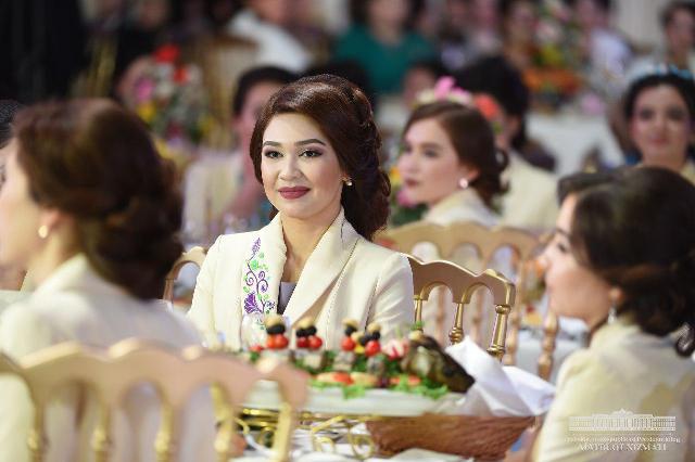 Президент Шавкат Мирзиёев ҳаял-қызларды байрам менен қутлықлады