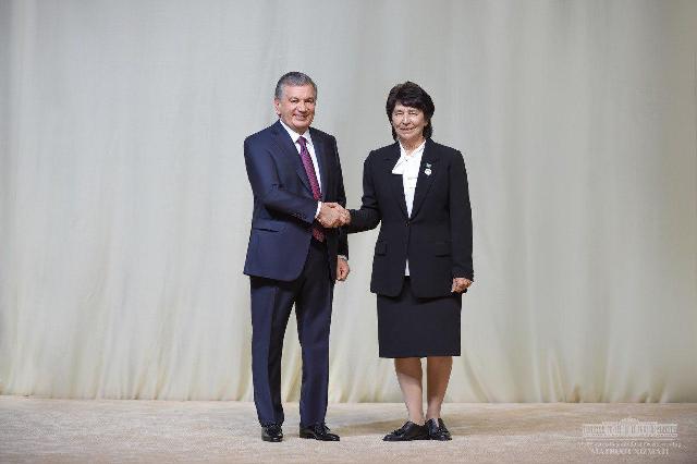 Президент Шавкат Мирзиёев ҳаял-қызларды байрам менен қутлықлады