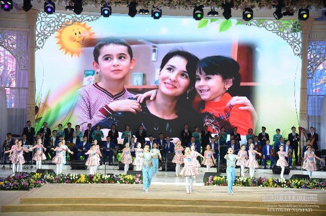 Президент Шавкат Мирзиёев ҳаял-қызларды байрам менен қутлықлады