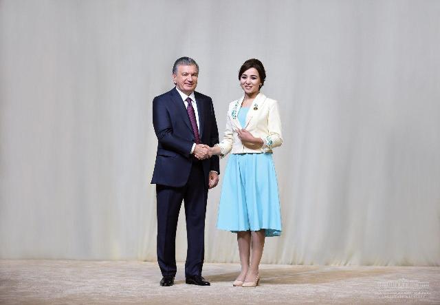 Президент Шавкат Мирзиёев ҳаял-қызларды байрам менен қутлықлады