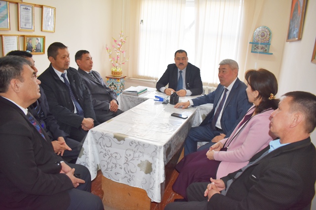 Сүўретлеў өнери бойынша белгили илимпаз НМПИ студентлерине сабақ өтпекте