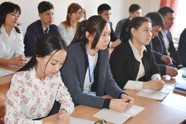 Сүўретлеў өнери бойынша белгили илимпаз НМПИ студентлерине сабақ өтпекте