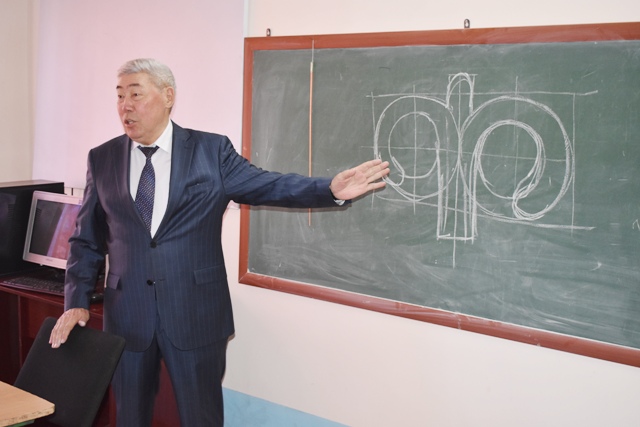 Сүўретлеў өнери бойынша белгили илимпаз НМПИ студентлерине сабақ өтпекте