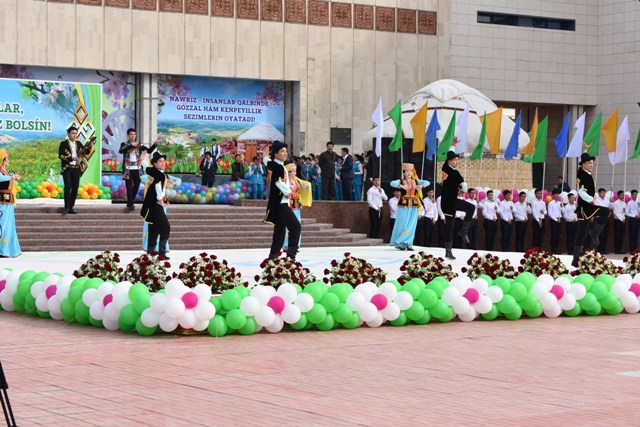 #Наўрыз_сейили: И.В.Савицкий атында&#1171;ы музей алдында&#1171;ы байрам сейилинен фоторепортаж (2-б&#1257;лим)