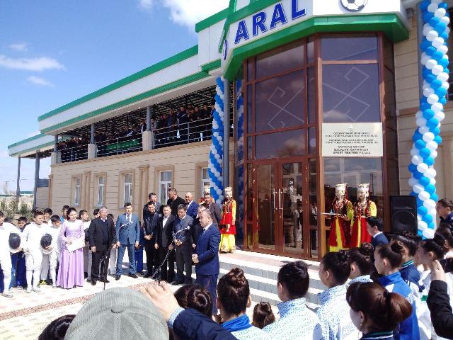 Мойнақта Мәденият үйи, «Арал» стадионы ҳәм амфитеатр пайдаланыўға тапсырылды. Футбол төрешиси Равшан Эрматов жаңа стадионда (фото)