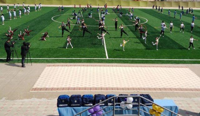 Мойнақта Мәденият үйи, «Арал» стадионы ҳәм амфитеатр пайдаланыўға тапсырылды. Футбол төрешиси Равшан Эрматов жаңа стадионда (фото)