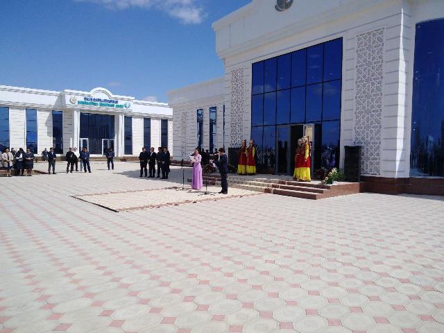 Мойнақта Мәденият үйи, «Арал» стадионы ҳәм амфитеатр пайдаланыўға тапсырылды. Футбол төрешиси Равшан Эрматов жаңа стадионда (фото)