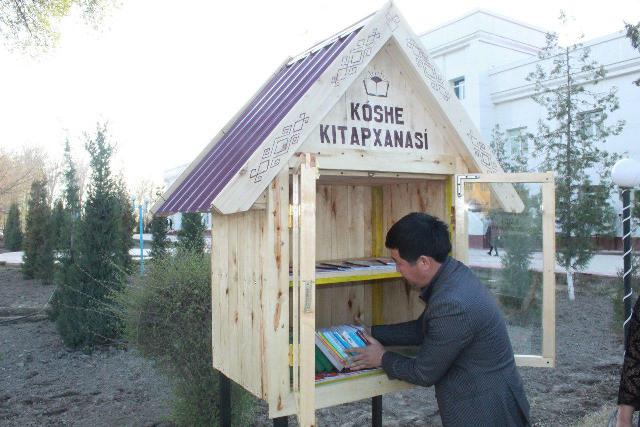 Нөкис районында «Көше китапханасы» шөлкемлестирилди. Бул республикада биринши усындай китапхана