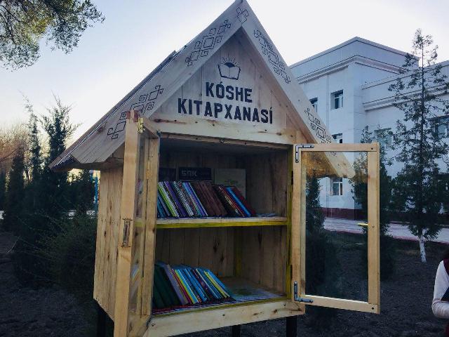 Нөкис районында «Көше китапханасы» шөлкемлестирилди. Бул республикада биринши усындай китапхана