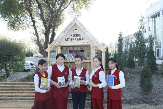 Нөкис районында «Көше китапханасы» шөлкемлестирилди. Бул республикада биринши усындай китапхана