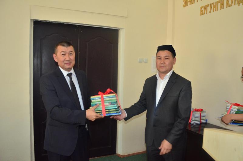 НМПИге тәрбиялық мазмундағы 1200 дана жаңа китаплар саўға етилди