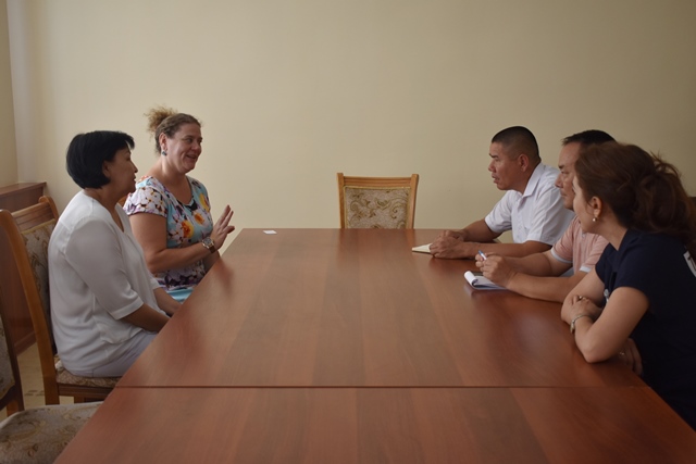 Инглис тили бойынша америкалы қәниге Гена Беннетт НМПИде студентлерге семинар өтти