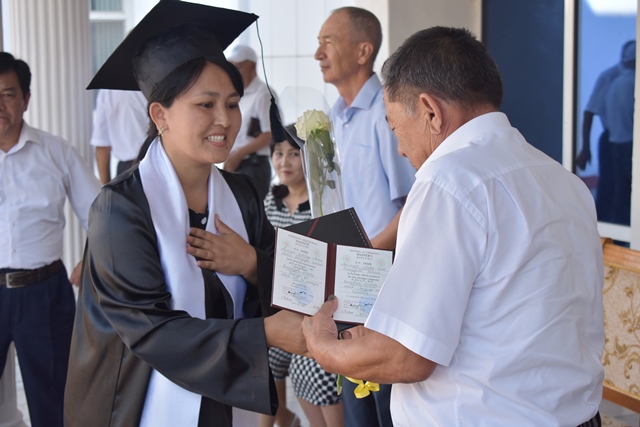 «Сен теберик дәргайысаң билимниң»: Нөкис мәмлекетлик педагогикалық институтында питкериўшилерге диплом тапсырыў салтанаты болып өтти