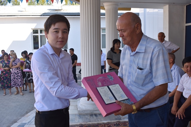 «Сен теберик дәргайысаң билимниң»: Нөкис мәмлекетлик педагогикалық институтында питкериўшилерге диплом тапсырыў салтанаты болып өтти