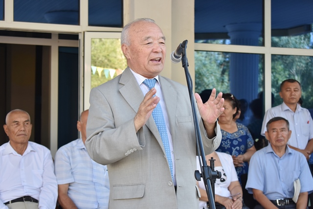 «Сен теберик дәргайысаң билимниң»: Нөкис мәмлекетлик педагогикалық институтында питкериўшилерге диплом тапсырыў салтанаты болып өтти