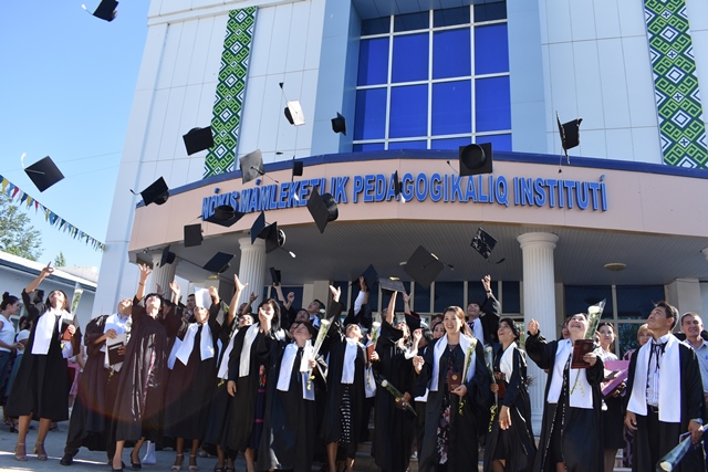 «Сен теберик дәргайысаң билимниң»: Нөкис мәмлекетлик педагогикалық институтында питкериўшилерге диплом тапсырыў салтанаты болып өтти