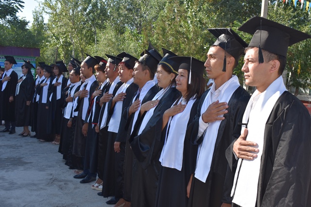 «Сен теберик дәргайысаң билимниң»: Нөкис мәмлекетлик педагогикалық институтында питкериўшилерге диплом тапсырыў салтанаты болып өтти
