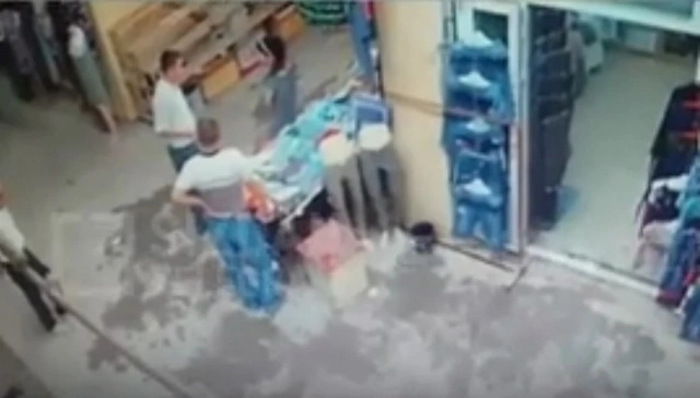 Хожели базары басшылары дүкан ийесиниң товарларын шашып таслағаны сүўретленген видео тарқалды. Биз жағдайды үйрендик