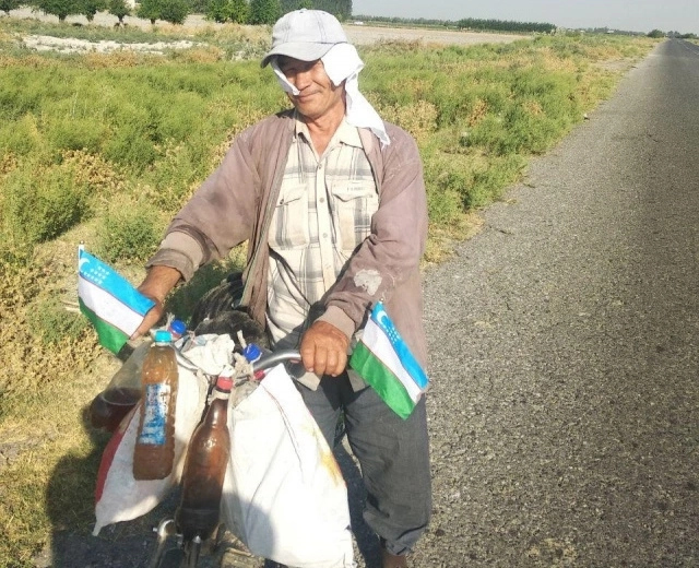 69 жаслы Абдурасул ата Сырдәрьядан Арал теңизине велосипедте жолға шықты