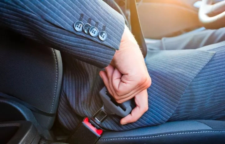 Қәўипсизлик қайысын кимлерге тақпаўға руқсат етиледи?