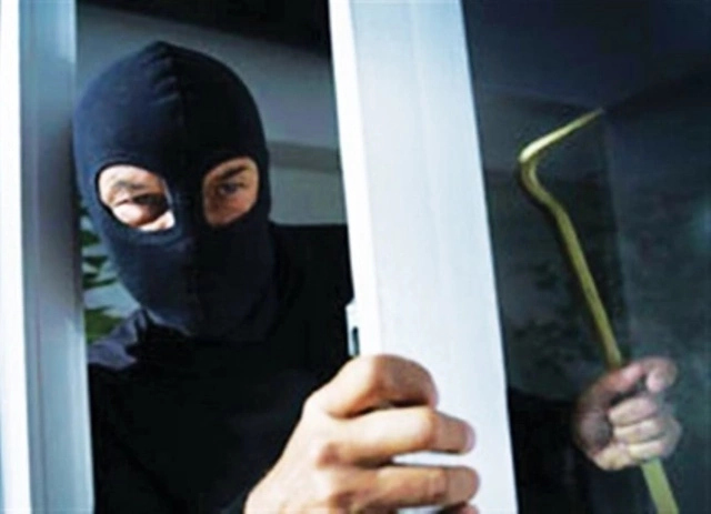 Нөкисте 5 миллион сум пул ҳәм 3 телефонды урлаған адам усланды