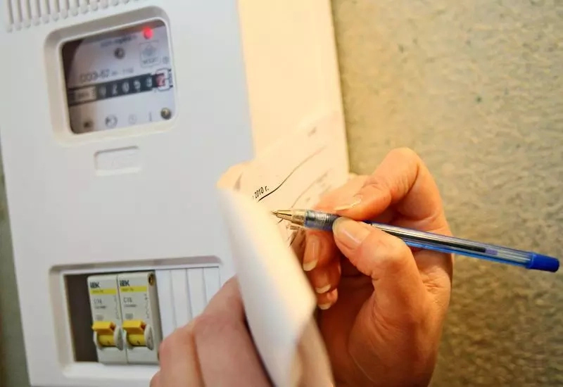 Электр энергиясы ҳәм тәбийий газ тутыныўында үскенелерди сатып алыў ким тәрепинен әмелге асырылады?