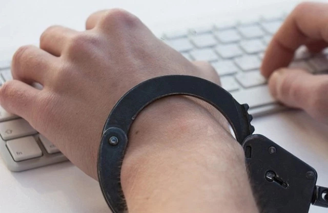 Блогерлер пост астындағы комментарийлерди өшириўге мәжбүр ме? Нызамшылықта бул ҳаққында не делинген?