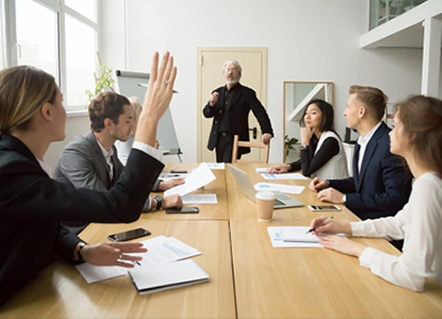 Басшы ҳәм педагог кадрларды қайта таярлаў орайы хызметкерлериниң айлық ис ҳақы көбейтиледи