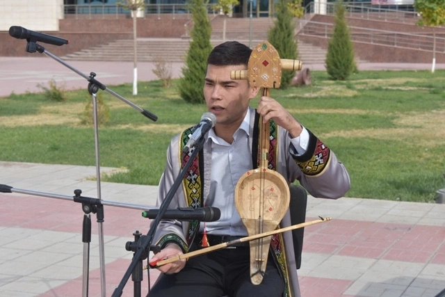 Көркем өнер музейи алдында байрам сейили болып өтпекте (фоторепортаж) Көркем өнер музейи алдында байрам сейили болып өтпекте (фоторепортаж)
