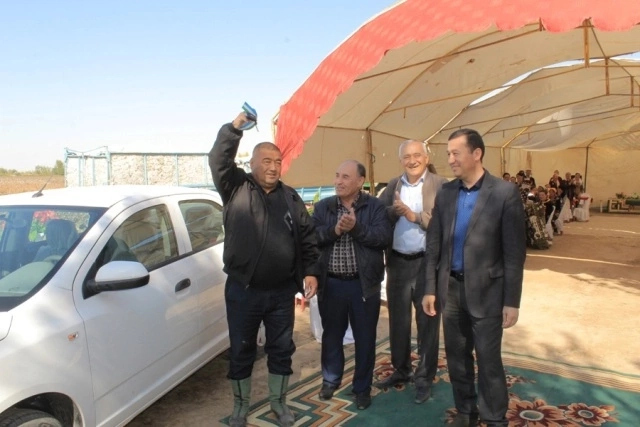 Әмиўдәрьяда алдынғы фермерге Кобалт саўға етилди Әмиўдәрьяда алдынғы фермерге Кобалт саўға етилди