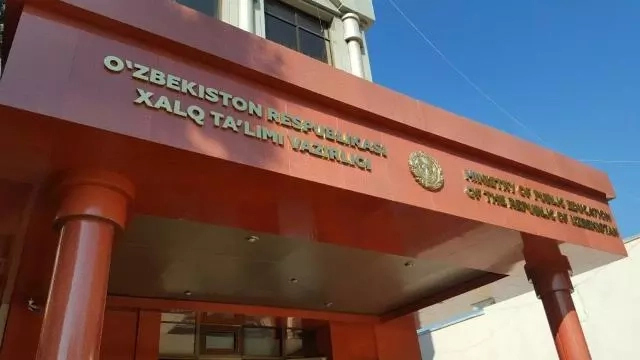 Халық билимлендириў системасындағы ең көп сын мақалалар қайсы ўәлаятларға туўры келеди? Қарақалпақстан нешинши орында?