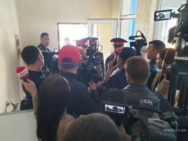 Бишкекте Алмазбек Атамбаевты&#1187; судына журналистлер киргизилмеди
